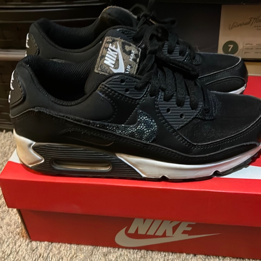 Nike Women's Black Low-Top Sneakers with Textured Swoosh